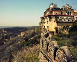 The fort is constructed on a hill that is 300 meters high from the Alwar city The fort is constructed on a hill that is 300 meters high from the Alwar city.